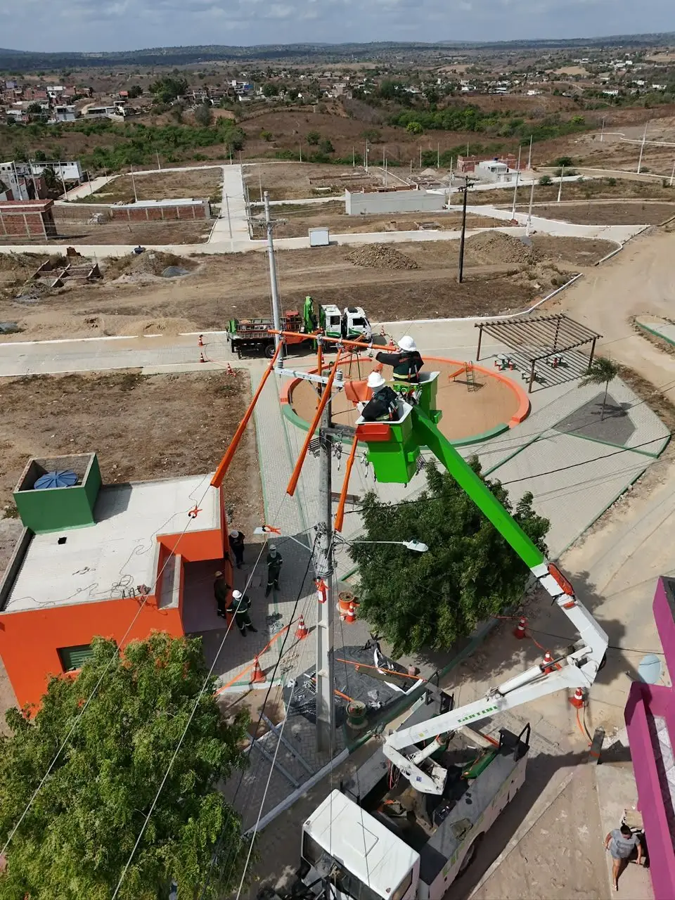 Caminhão de linha viva da Prociel ao lado do poste, vista aérea
