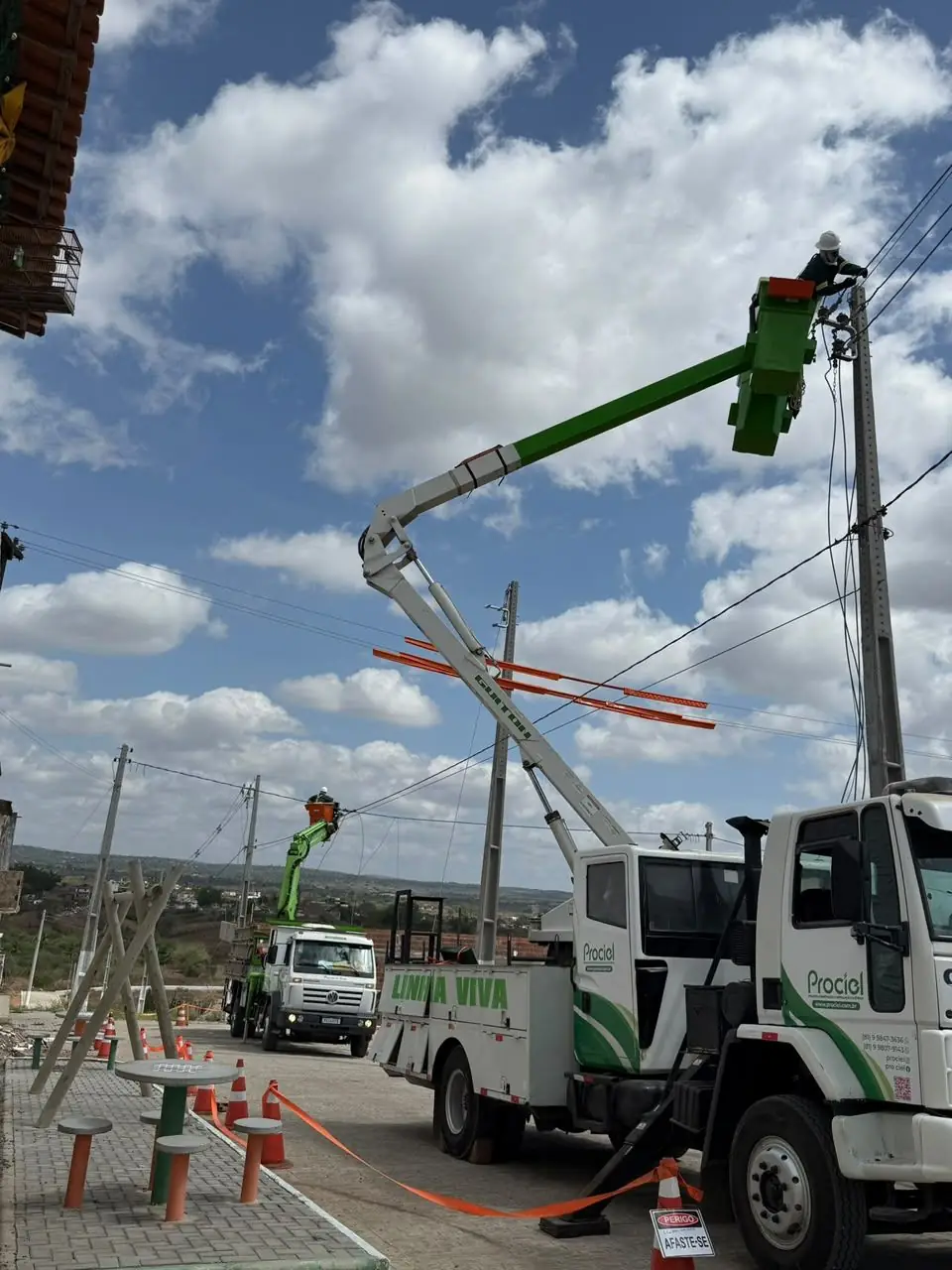 Caminhões de linha viva da Prociel trabalhando na rede