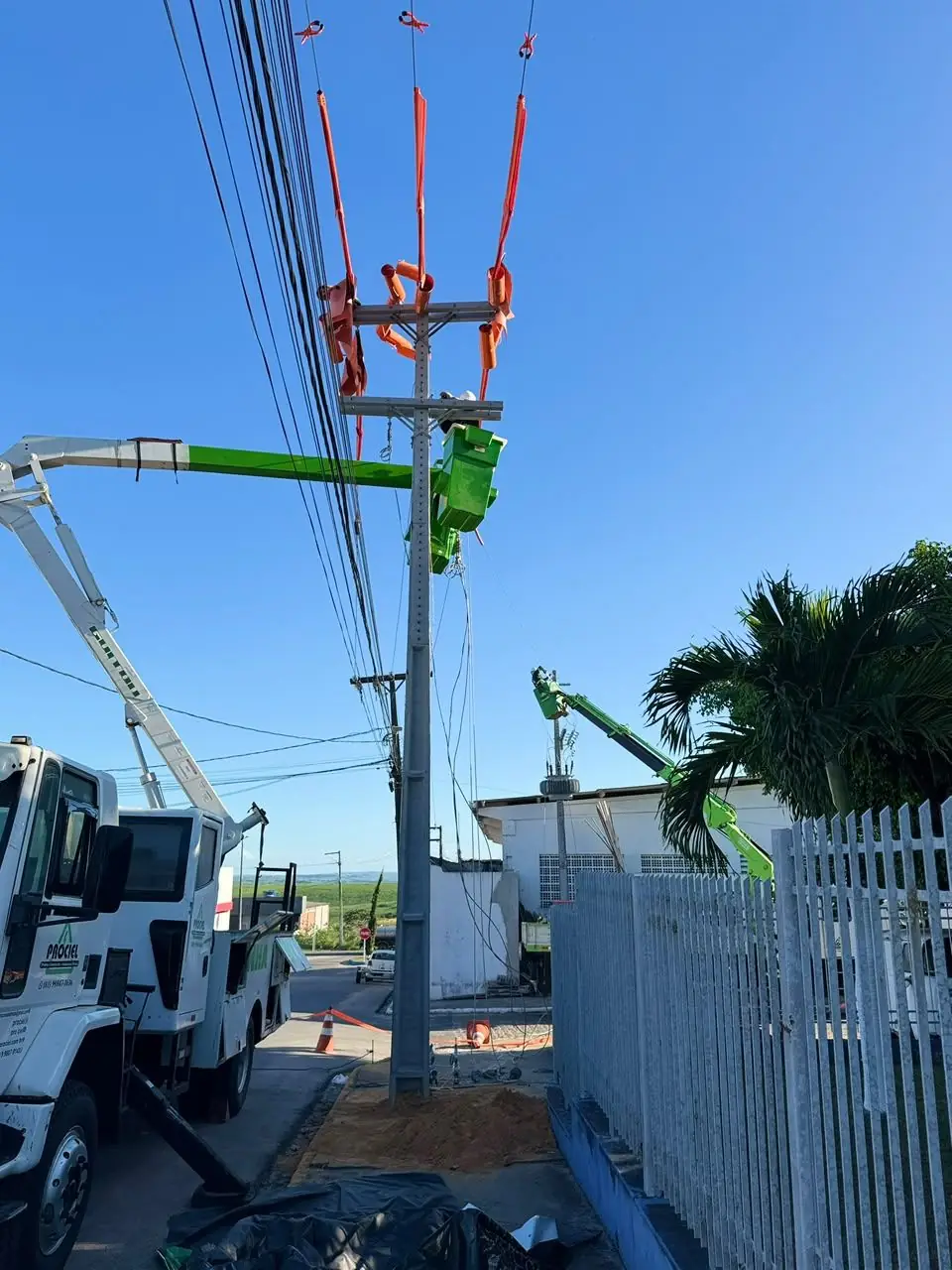 Caminhões de cesto aéreo da Prociel montando estrutura em poste