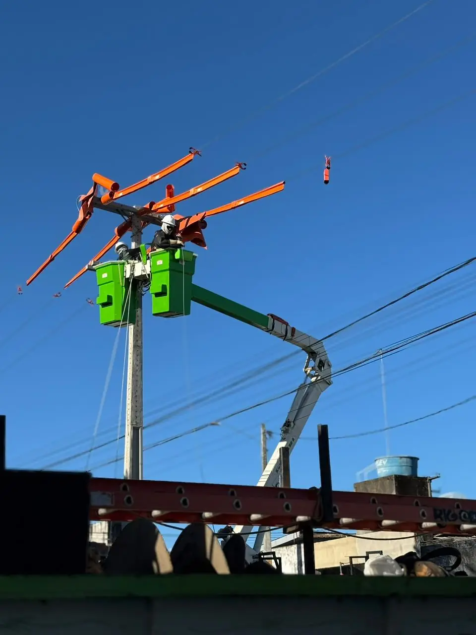 Equipe Prociel em cestos aéreos trabalhando em linha viva