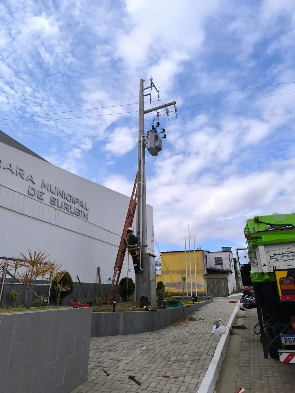 Eletricista da Prociel instalando subestação na Câmara Municipal de Surubim