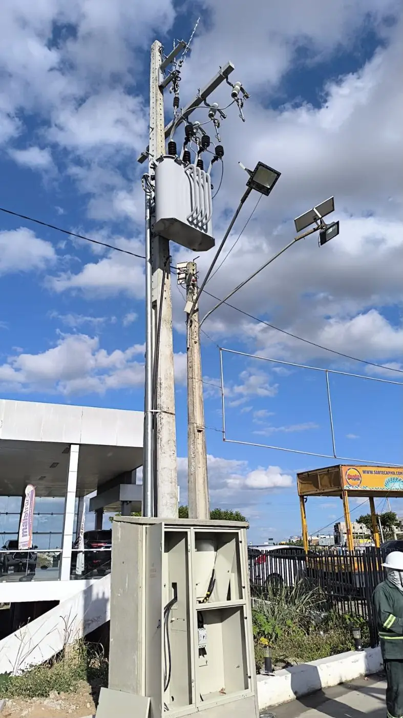 Subestação aérea com transformador e caixa de medição